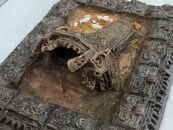 縄文発掘レリーフ（火焔型土器）