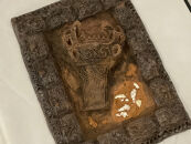 縄文発掘レリーフ（火焔型土器）