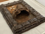 縄文発掘レリーフ（火焔型土器）