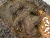 縄文発掘レリーフ　遮光器土偶（片足）