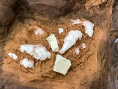 縄文発掘レリーフ　遮光器土偶（片足）