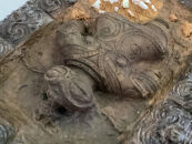 縄文発掘レリーフ　遮光器土偶（片足）