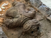 縄文発掘レリーフ　遮光器土偶（片足）