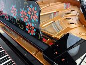 【真和楽器】京都伝統工芸による彩輝光蒔絵ピアノ「冬の笑美」モデル