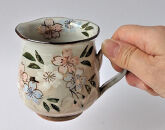 【ギャラリー洛中洛外】優しい色合いの桜が描かれてます&nbsp;彩さくらマグカップ｜京都&nbsp;陶器&nbsp;人気&nbsp;マグカップ[&nbsp;コップ&nbsp;食器&nbsp;おしゃれ&nbsp;雑貨&nbsp;インテリア&nbsp;手作り&nbsp;伝統&nbsp;ギフト&nbsp;プレゼント&nbsp;贈答&nbsp;お取り寄せ&nbsp;通販&nbsp;送料無料&nbsp;ふるさと納税&nbsp;]