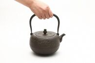 南部鉄器 鉄瓶 丸竜1.4L【岩戸賢一郎 作】 日本製 鉄分 窯焼き 白湯 デトックス 縁起物 調理 アウトドア 職人 直火