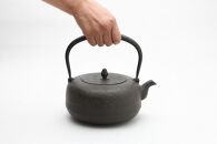 南部鉄器 鉄瓶 平丸肌1.8L【岩戸賢一郎 作】 日本製 鉄分 窯焼き 白湯 デトックス 縁起物 調理 アウトドア 職人 直火