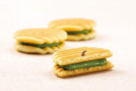 ＜定期便・年4回＞ 【鼓月】姫千寿せんべい三段箱（シュガークリーム・有機抹茶・有機ほうじ茶）各12枚入　［ 京都 老舗 和菓子 千寿せんべい 有名店 人気 おすすめ お菓子 スイーツ お取り寄せ 通販 ギフト プレゼント 贈答 送料無料 ふるさと納税 ］