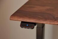【幅160cm】【ウォールナット】【シェルフ付】電動昇降デスク&nbsp;無垢材&nbsp;パソコンデスク&nbsp;WAAKstandingPro