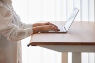 【幅140cm】【オーク】【配線トレー付】【シェルフ付】電動昇降デスク&nbsp;無垢材&nbsp;パソコンデスク&nbsp;WAAKstandingPro