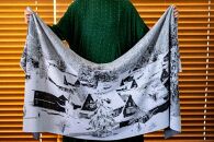五箇山合掌造りの雪景色をジャガード編みで表現したニットブランケット【約190cm×約70cm】