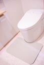 洗濯いらず、ずれない、抗菌 のふく楽 トイレマット(・トイレマット×1枚・サイズ:長さ48cm 幅65cm 厚み5mm ・ カラー:オフホワイトカラー)