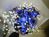 青いゴールドラメバラ10本とカスミソウの花束