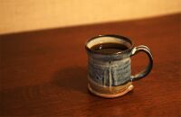 DK02 倉敷酒津の土を用いて製作されたマグカップ（海鼠釉）