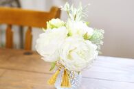 EH13-GFT 【ギフト用】水換え不要!!芍薬とグリーンの花瓶に入った花束：白
