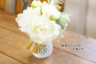 EH13-GFT 【ギフト用】水換え不要!!芍薬とグリーンの花瓶に入った花束：白
