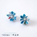 花舞うイヤリング「つまみ細工×堺注染」（青）