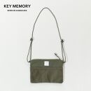 【KEYMEMORY 鎌倉】フラットサコッシュ　OLIVE