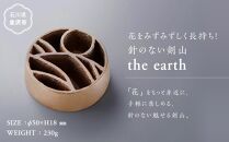 花をみずみずしく長持ち！針のない剣山 / the earth