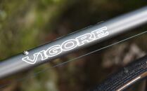 【VIGORE】山と旅の自転車プラス　GRX600仕様（マット・チタンカラー）［ 京都 自転車 ロードバイク 人気 おすすめ スポーツ アウトドア ツーリング ブランド メーカー ］ 