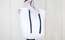 そのまま洗える ランドリーバッグ 上幅約60cm×高さ約55cm×マチ直径約42cm 24L 4人分 Lサイズ 大きいサイズ 洗濯ネット ランドリーネット 白 ホワイト 黒 ブラック モノトーン メッシュ ファスナー付き  BYT1019372