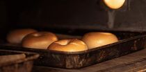 ＜２か月に１度のお届け！全3回 定期便＞おんせんベーグル【香ばしい全粒粉10個！】～ゆふいんの汲みたて温泉水を使ったつるつるもちもちのベーグル～