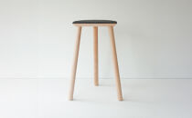 センダイフォルム×山ノ頂 シカガワスツール 鹿革 550 炭色【アウトドアグッズ 家具 工芸品 スツール 鹿革 人気 和装 インテリア ファニチャー クラフト 民芸品 仙台市 チェア デザイン 和風 伝統的 自然素材 エコフレンドリー リビング ダイニング】