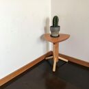 【ビグロスツール：三角形の座面に六角形の支柱の3本脚スツール】スツール&nbsp;3本脚&nbsp;三角形&nbsp;ルーローの三角形&nbsp;サイドテーブル&nbsp;花台&nbsp;プランタースタンド&nbsp;ディスプレイ&nbsp;チェリー&nbsp;nove