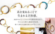 【寺島保太良商店】絲&nbsp;tabane&nbsp;イヤリング＜白漆＞｜京都&nbsp;伝統工芸&nbsp;ブランド&nbsp;アクセサリー&nbsp;上品&nbsp;人気&nbsp;[&nbsp;金糸を贅沢に使用したイヤリング&nbsp;華やか&nbsp;高級&nbsp;おしゃれ&nbsp;おすすめ&nbsp;金&nbsp;銀&nbsp;宝飾品&nbsp;ギフト&nbsp;プレゼント&nbsp;贈答&nbsp;お取り寄せ&nbsp;通販&nbsp;送料無料&nbsp;ふるさと納税&nbsp;]