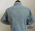 【鷲野染工場】錯視柄メンズシャツ&nbsp;蛇の回転&nbsp;＜カラー:グリーン系&nbsp;サイズ:L&nbsp;襟:ボタンダウン＞［&nbsp;京都&nbsp;手染め&nbsp;デザイン&nbsp;シャツ&nbsp;オリジナル&nbsp;アート&nbsp;コラボ&nbsp;京都製&nbsp;日本製&nbsp;高品質&nbsp;人気&nbsp;おすすめ&nbsp;プレゼント&nbsp;ギフト&nbsp;おしゃれ&nbsp;送料無料&nbsp;ふるさと納税&nbsp;］