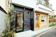 海洋堂のフュギュアに囲まれたOTA HOUSE 宿泊チケットとバスタオル&フェイスタオルのギフトセット【 大阪府 門真市 】