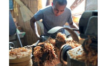 漆 7寸盆付 5.5寸菓子器 ケヤキ【ケヤキ材 摺り漆 国産天然木 おしゃれ プレゼント 記念 お祝い ふっくらとしたデザイン 木製食器 日用品 キッチン用品 木製 盆付き 神奈川県 小田原市 】