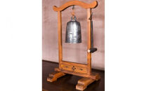 砂張 天女鐘（掛台付き）【小田原鋳物 砂張 天女鐘 工芸品 伝統工芸 銅合金 長い余韻 楽しめる余韻 伝統の技 贈り物 贈答品 記念 鋳物 鐘 木製品 プレゼント 神奈川県 小田原市 】