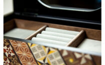 【箱根寄木細工　8寸小物入れ 小寄木】大切なものをそっとしまっておきたい、シックなジュエリーボックス【8寸小物入れ 小寄木模様 幾何学模様 W243×D135×H80ｍｍ 寄木の板 記念品 小家具 神奈川県 小田原市 】