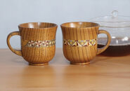 【箱根寄木細工　マグカップ2点セット】軽くて割れにくく保温性が高い木製カップを、寄木細工で彩りました。【 キッチン用品 食器 雑貨 日用品 木製食器　職人メイド 工芸品 職人の手作り おしゃれ食器 神奈川県 小田原市 】
