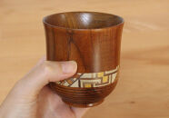 【箱根寄木細工　夫婦湯呑】寄木細工を配した大小の木製湯呑は軽くて割れにくく、夫婦湯呑としてお使いいただけます。【 キッチン用品 食器 雑貨 日用品 木製食器　職人メイド 工芸品 職人の手作り おしゃれ食器 神奈川県 小田原市 】