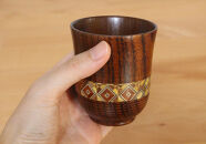 【箱根寄木細工　夫婦湯呑２組セット】寄木を配した大小の木製湯呑は軽くて割れにくく、揃いの湯呑としてお使いいただけます。【 キッチン用品 食器 雑貨 日用品 木製食器　職人メイド 工芸品 職人の手作り おしゃれ食器 神奈川県 小田原市 】