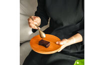 欅の仁取皿と生ガトーショコラ。小田原の伝統を受け継いだお皿と小田原の極上スイーツ(300g)のコラボ商品【チョコレート&nbsp;特濃厚&nbsp;濃密な味わい&nbsp;極上の口溶け&nbsp;極上のチョコレート&nbsp;一流の料理人&nbsp;カカオの風味やコク&nbsp;カカオ&nbsp;至極の逸品&nbsp;神奈川県&nbsp;小田原市&nbsp;】