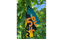 美浦村産のブドウを使用したワインと競走馬調教用ゼッケンのワインバッグ