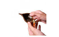 ＼年内発送／パスケース栃木レザーWコガシ/淡茶 L011