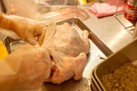 沖繩県産やんばる若鶏の丸焼き ハイグレードローストチキン ハーブ味 (1羽) ちょっとぜいたく チキンハウス 鶏肉 肉 にく 丸焼き 青森産ニンニク オリーブオイルを使用 ギフト お祝い パーティ 沖縄県 那覇市