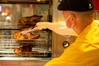 沖繩県産やんばる若鶏の丸焼き ハイグレードローストチキン しおコショウ味 (2羽) ちょっとぜいたく チキンハウス 鶏肉 肉 にく 丸焼き 青森産ニンニク オリーブオイルを使用 ギフト お祝い パーティ 沖縄県 那覇市