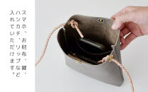 【革工房Rim】タテ型ポシェット&nbsp;〈白〉&nbsp;[&nbsp;京都&nbsp;ポシェット&nbsp;ハンドメイド&nbsp;コンパクト&nbsp;本革&nbsp;バッグ&nbsp;人気&nbsp;おすすめ&nbsp;鞄&nbsp;かばん&nbsp;革&nbsp;レザー&nbsp;手作り&nbsp;クラフト&nbsp;ギフト&nbsp;プレゼント&nbsp;お取り寄せ&nbsp;通販&nbsp;送料無料&nbsp;ふるさと納税&nbsp;]