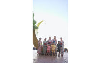 【ふるさと納税】☆沖縄貸衣装体験☆～貸衣装で美浜アメリカンビレッジ散策～  | 沖縄 旅行 クーポン 体験 トラベル 人気 おすすめ リゾート チケット 北谷 ちゃたん おすすめ 送料無料