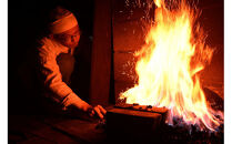 刀鍛冶の工房で学ぶ！玉鋼で小刀を作る体験