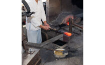 刀鍛冶の工房で学ぶ！玉鋼で小刀を作る体験