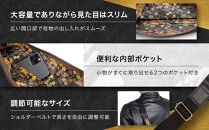 【デグナー】レザーボディバッグ&nbsp;バナナ&nbsp;&nbsp;[W-105K]&nbsp;流水雪輪&nbsp;ブラック｜京都&nbsp;バイクギア&nbsp;人気ブランド&nbsp;バイク［&nbsp;レザー&nbsp;バッグ&nbsp;金襴織物&nbsp;おしゃれ&nbsp;人気&nbsp;おすすめ&nbsp;革&nbsp;牛革&nbsp;ツーリング&nbsp;ライダー&nbsp;バイカー&nbsp;バイク&nbsp;お取り寄せ&nbsp;通販&nbsp;送料無料&nbsp;ふるさと納税&nbsp;］