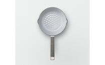 VERMICULAR&nbsp;YUKIHIRA&nbsp;18cm&nbsp;＆ドロップリッド＆専用ステンレスリッド（オイスターグレー）&nbsp;|&nbsp;鍋&nbsp;なべ&nbsp;雪平鍋&nbsp;調理器具&nbsp;キッチン用品&nbsp;VERMICULAR&nbsp;鋳物ホーロー鍋&nbsp;片手鍋&nbsp;日本製&nbsp;ガス火&nbsp;ガス&nbsp;IH&nbsp;IH対応&nbsp;和食&nbsp;煮込み&nbsp;みそ汁&nbsp;高級&nbsp;おしゃれ&nbsp;ギフト&nbsp;プレゼント&nbsp;人気&nbsp;おすすめ&nbsp;送料無料