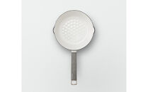 VERMICULAR&nbsp;YUKIHIRA&nbsp;18cm&nbsp;＆ドロップリッド＆専用ステンレスリッド（シーソルトホワイト）&nbsp;|&nbsp;鍋&nbsp;なべ&nbsp;雪平鍋&nbsp;調理器具&nbsp;キッチン用品&nbsp;VERMICULAR&nbsp;鋳物ホーロー鍋&nbsp;片手鍋&nbsp;日本製&nbsp;ガス火&nbsp;ガス&nbsp;IH&nbsp;IH対応&nbsp;和食&nbsp;煮込み&nbsp;みそ汁&nbsp;高級&nbsp;おしゃれ&nbsp;ギフト&nbsp;プレゼント&nbsp;人気&nbsp;おすすめ&nbsp;送料無料