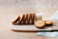 【高島屋選定品】＜dari K(ダリケー）＞カカオサンドクッキー2種食べ比べセット（ダーク・ミルク）×4箱［ 京都 チョコレート カカオを通して世界を変える 人気 おすすめ ギフト プレゼント 贈答 お取り寄せ お菓子 スイーツ ］